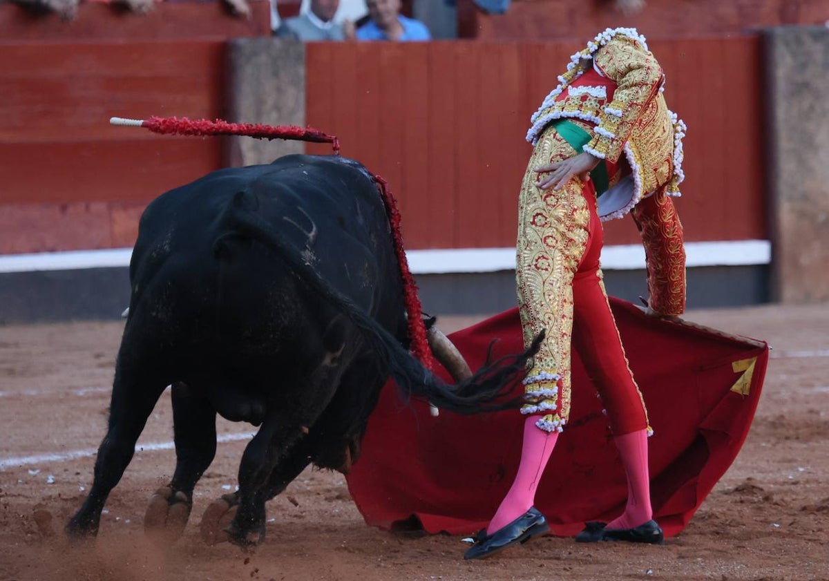 Imagen principal - Dos momentos de la faena de Emilio de Justo con Buenasuerte del diestro Emilio de Justo, que se abraza con Justo Hernández tras lograr el indulto en la Glorieta.